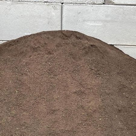 Gesiebter Humus auf unserem Lagerplatz in Steinheim am Albuch