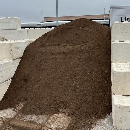 Gesiebter Humus auf unserem Lagerplatz in Steinheim am Albuch