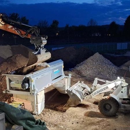 Siebanlage auf unsere Lagerplatz bei Dämmerung