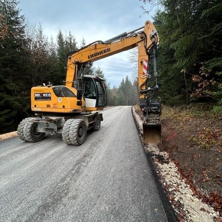 Bagger in gelb hebt Bankett aus