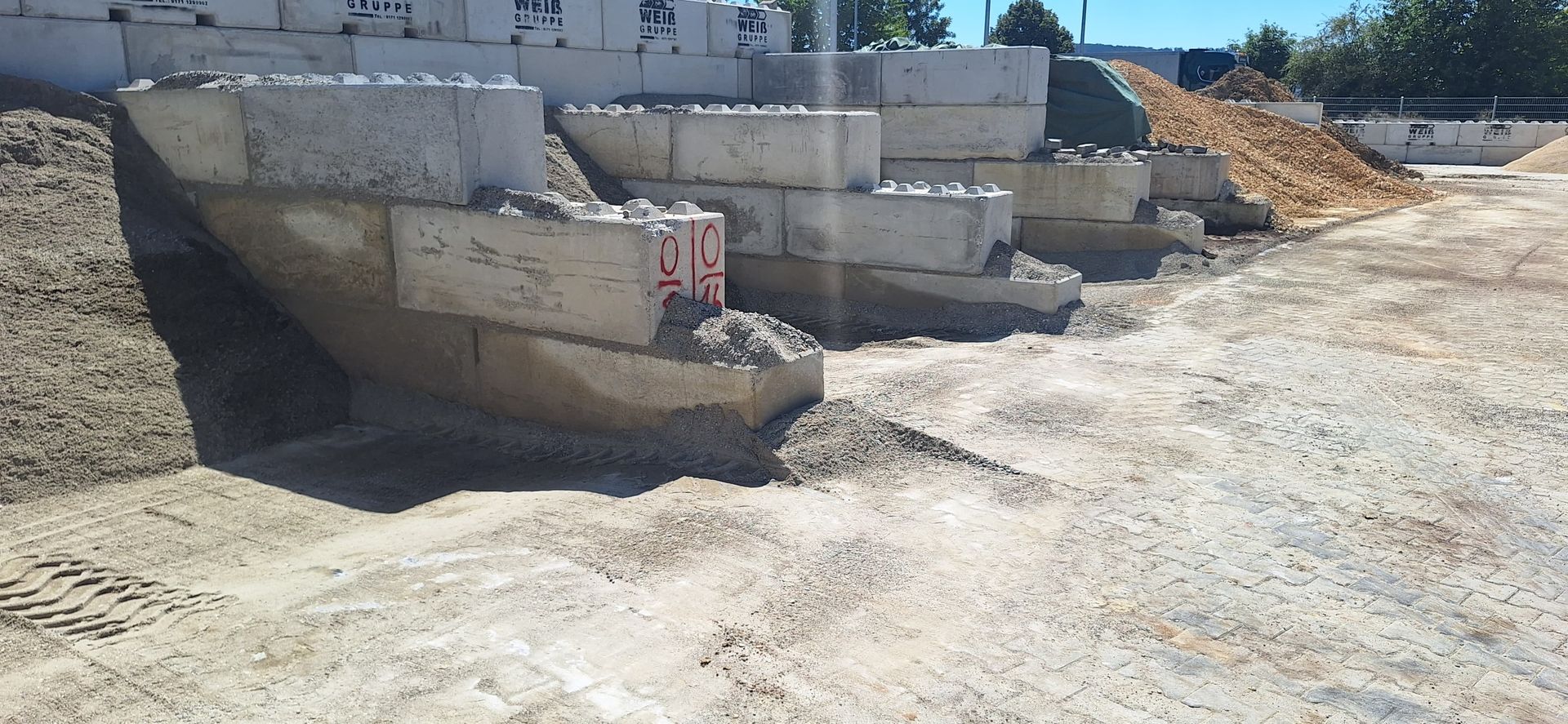 Gestapelte Betonblöcke auf einem Lagerplatz für Schüttguthandel.