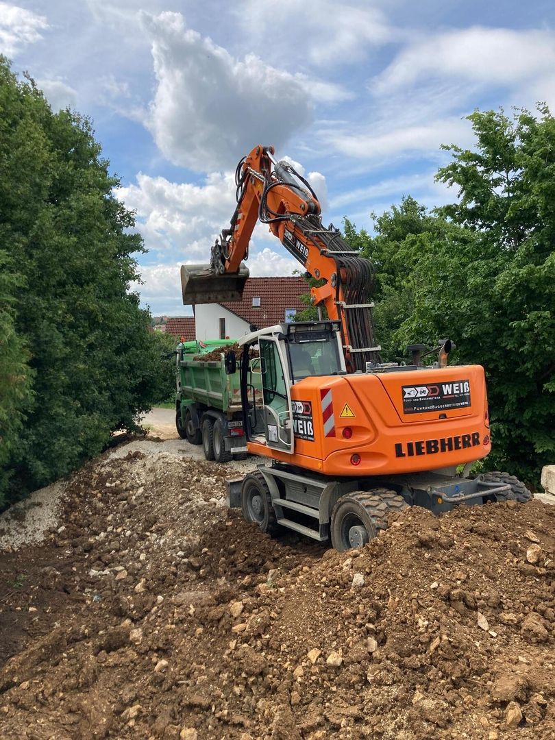 Bagger arbeitet in einem Garten