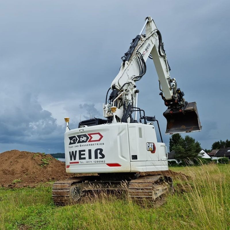 Weißer Bagger foliert mit unserem Firmenlogo Fuhr - und Baggerbetrieb Weiß - Steinheim am Albuch