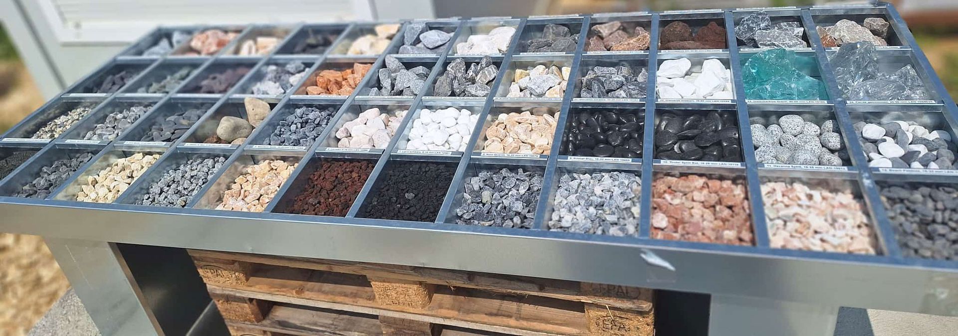 Ein Tisch mit einer Auswahl an Steinen und Materialien für den Schüttguthandel.